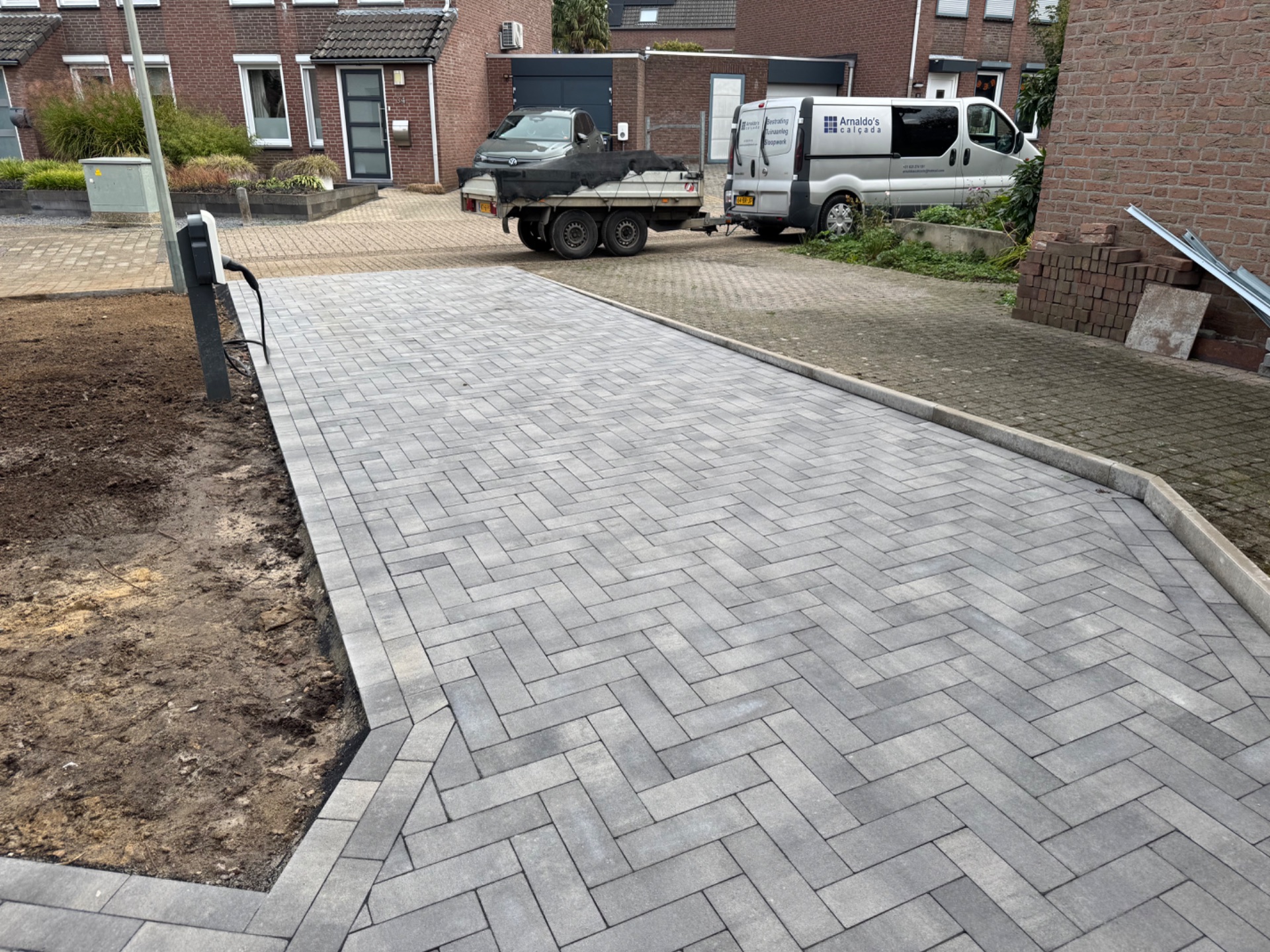 Oprijt met grote klinkers